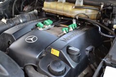 Motorraum mit Gasanlage der ESM Autogastechnik im Mercedes ML350 3.8 170 KW